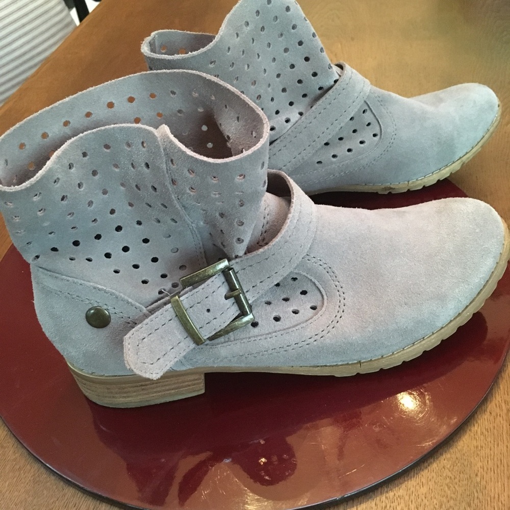 Restricted brand Ankle booties, sz 8. Tan suede. Ex condition. - Picture 1 of 4